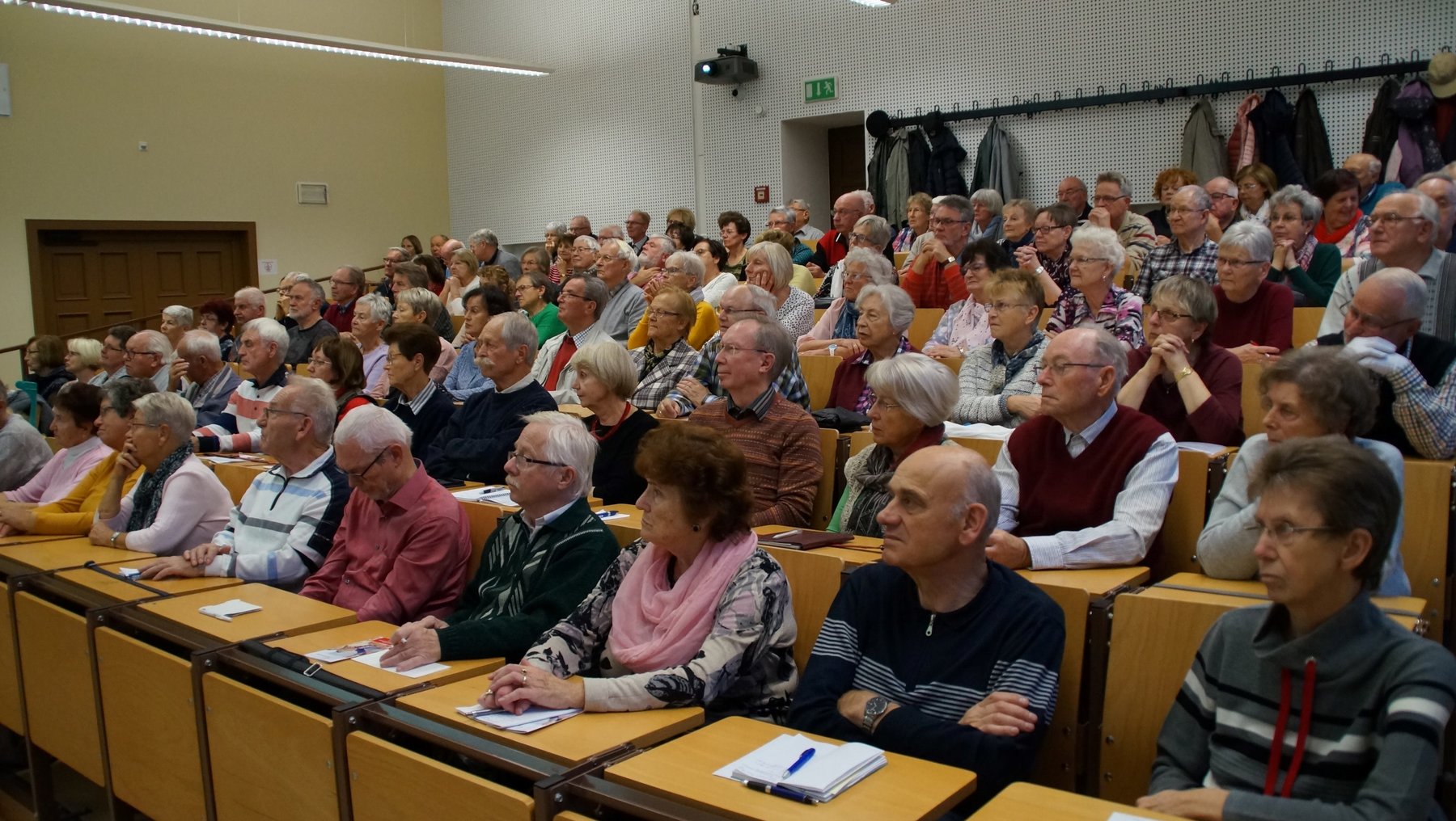 Viele Menschen im Hörsaal