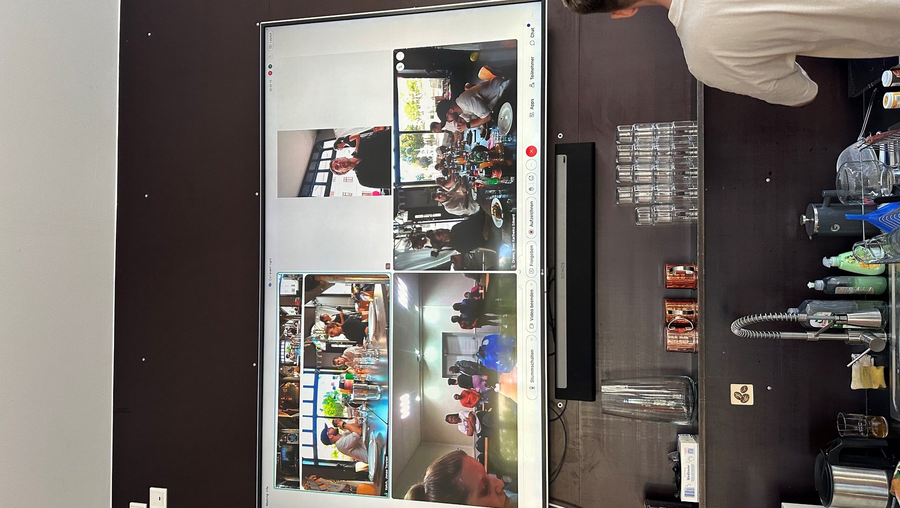 Großer Bildschirm mit Zoom-Meeting