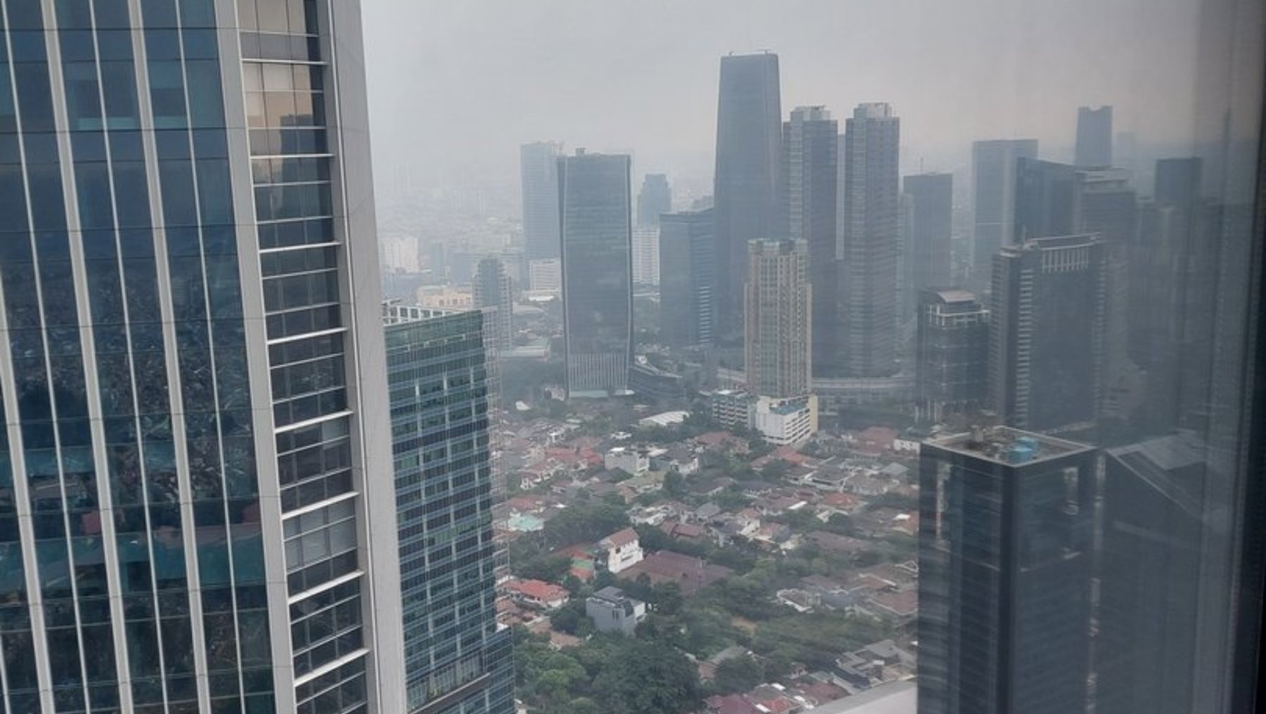 Stadtpanorama mit Hochhäusern und Wolkenkratzern in Indonesien