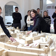 Studierende betrachten ein städtisches Architekturmodell