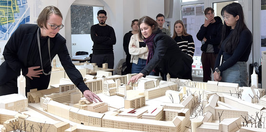 Studierende betrachten ein städtisches Architekturmodell
