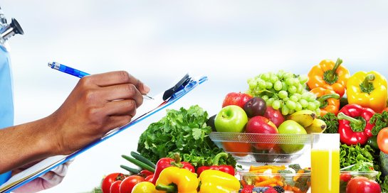 Gemüse und Obst wird mit einem Klemmbrett ausgewertet