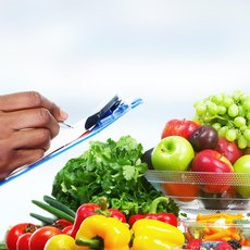Gemüse und Obst wird mit einem Klemmbrett ausgewertet