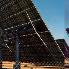 Wüstenlandschaft mit Solarpanelen 