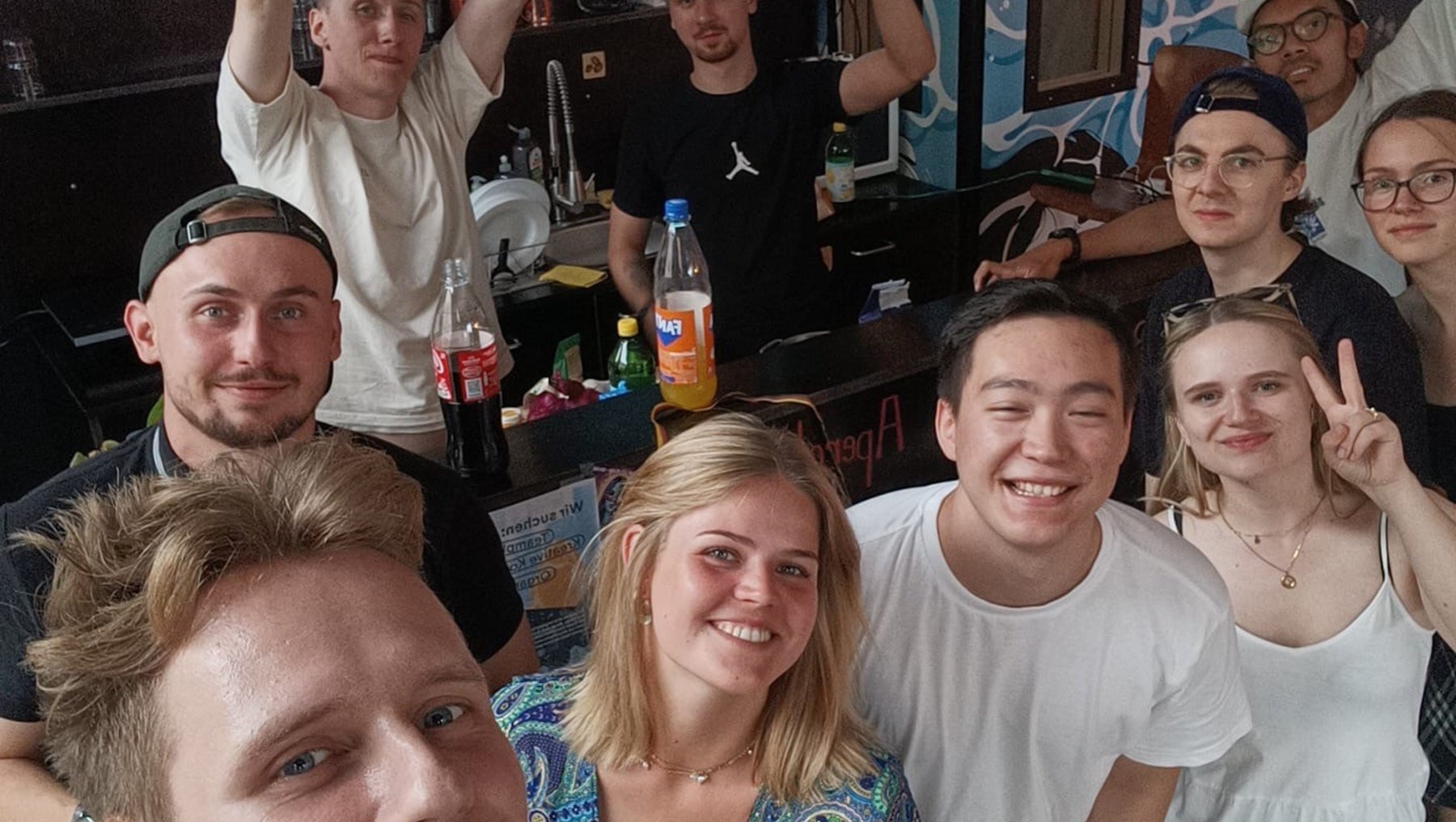 Fröhliche Studierende in einer Bar