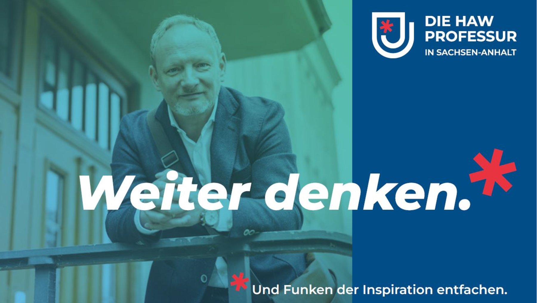 Ein älterer Herr mit Anzug lächelt vor einem Gebäude, im Hintergrund steht der Text „Die HAW Professor in Sachsen-Anhalt“. Der Fokus liegt auf dem Slogan „Weiter denken.“ mit dem Untertitel „Und Funken der Inspiration entfachen.“