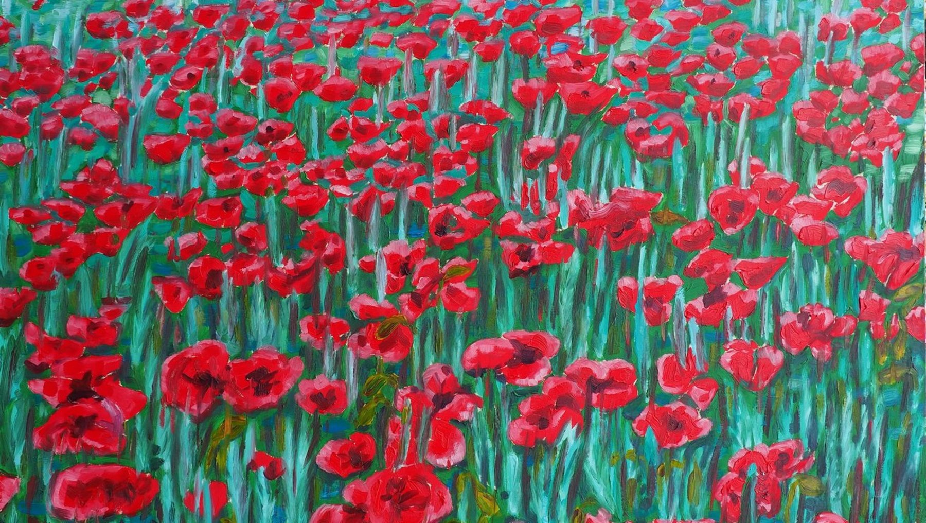 Ein dichtes Feld voller leuchtend roter Mohnblumen, die zwischen grünen, wellenförmigen Halmen stehen. Die Blumen sind unterschiedlich groß und füllen das Bild mit kräftiger, warmer Farbe.
